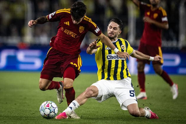 Fenerbahce v AS Roma - UEFA Champions League ISTANBUL, TURKIYE - SEPTEMBER 10: Fenerbahce s Ismail Yuksek (5) competes for the ball against Roma s Matias Soule (L) during the UEFA Champions League 2026 27 league phase Matchday 1 match between Fenerbahce and Roma at Chobani Stadium in Istanbul, Turkiye, on September 10, 2026. Sebnem Coskun Anadolu Istanbul Turkey. Editorial use only. Please get in touch for any other usage.  Copyright: x2026xAnadoluxSebnemxCoskunx