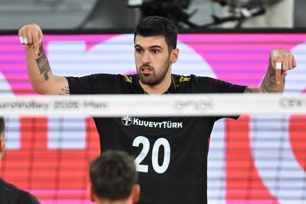 Turkiye v Germany - CEV EuroVolley 2026 Men CLUJ-NAPOCA, ROMANIA - SEPTEMBER 10: Efe Bayram of Turkiye plays during the anthem during the CEV EuroVolley 2026 game between Turkiye and Germany, in Cluj Napoca, Romania on September 10, 2026. Alex Nicodim Anadolu Cluj-napoca Romania. Editorial use only. Please get in touch for any other usage.  Copyright: x2026xAnadoluxAlexxNicodimx