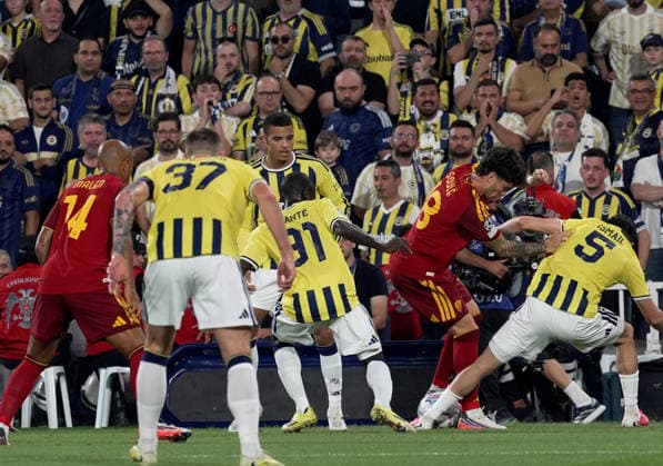 Fenerbahce v AS Roma - UEFA Champions League ISTANBUL, TURKIYE - SEPTEMBER 10: Fenerbahce’s Ismail Yuksek (5) battles for the ball with Roma’s Matias Soule (L) during the UEFA Champions League match between Fenerbahce and Roma at Chobani Stadium in Istanbul, Turkiye, on September 10, 2026. Islam Yakut Anadolu Istanbul Turkey. Editorial use only. Please get in touch for any other usage.  Copyright: x2026xAnadoluxIslamxYakutx