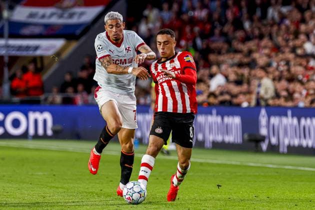 EINDHOVEN - Sergino Dest of PSV Eindhoven dribbles with the ball under pressure from Gleiker Mendoza of Shakhtar Donetsk during the UEFA Champions League match between PSV Eindhoven and Shakhtar Donetsk at the Philips Stadium on 10 September 2026 in Eindhoven, the Netherlands. MARCEL TER BALS ANP UEFA Champions League 2026 27 xVIxANPxSportx xMarcelxterxBalsxIVx 567926630 originalFilename: 567926630.jpg