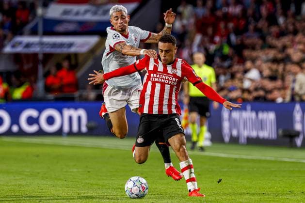 EINDHOVEN - Sergino Dest of PSV Eindhoven dribbles with the ball under pressure from Gleiker Mendoza of Shakhtar Donetsk during the UEFA Champions League match between PSV Eindhoven and Shakhtar Donetsk at the Philips Stadium on 10 September 2026 in Eindhoven, the Netherlands. MARCEL TER BALS ANP UEFA Champions League 2026 27 xVIxANPxSportx xMarcelxterxBalsxIVx 567926638 originalFilename: 567926638.jpg