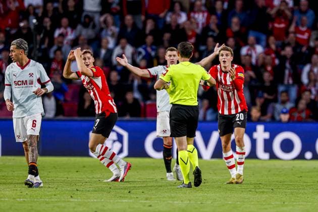 EINDHOVEN - Ruben van Bommel of PSV Eindhoven (L) and Guus Til of PSV Eindhoven (R) react to referee Umut Meler during the UEFA Champions League match between PSV Eindhoven and Shakhtar Donetsk at the Philips Stadium on September 10, 2026 in Eindhoven, the Netherlands. MARCEL TER BALS ANP UEFA Champions League 2026 27 xVIxANPxSportx xMarcelxterxBalsxIVx 567926657 originalFilename: 567926657.jpg