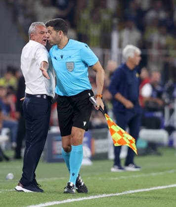 Fenerbahce v AS Roma - UEFA Champions League ISTANBUL, TURKIYE - SEPTEMBER 10: Fenerbahce head coach Ismail Kartal protests a decision to the assistant referee during the UEFA Champions League 2026 27 league phase Matchday 1 match between Fenerbahce and Roma at Chobani Stadium in Istanbul, Turkiye, on September 10, 2026. Ali Atmaca Anadolu Istanbul Turkey. Editorial use only. Please get in touch for any other usage.  Copyright: x2026xAnadoluxAlixAtmacax