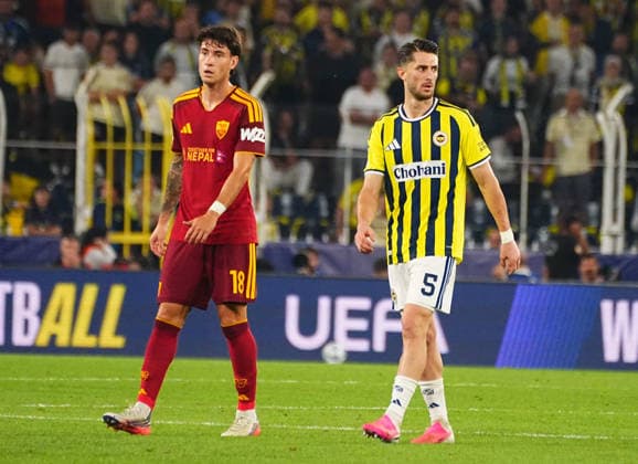 ISTANBUL, TURKEY - SEPTEMBER 10: Ismail Yuksek (5) of Fenerbahce SK and Matias Soule (18) of Roma during the UEFA Champions League 2026 27 first week match between Fenerbahce SK and Roma at Fenerbahce Chobani Stadiumi on September 10, 2026 in Istanbul, Turkey. Istanbul Kadikoy TURKEY Copyright: xSeskimphotox Fenerbahce-Roma-1009 (73)