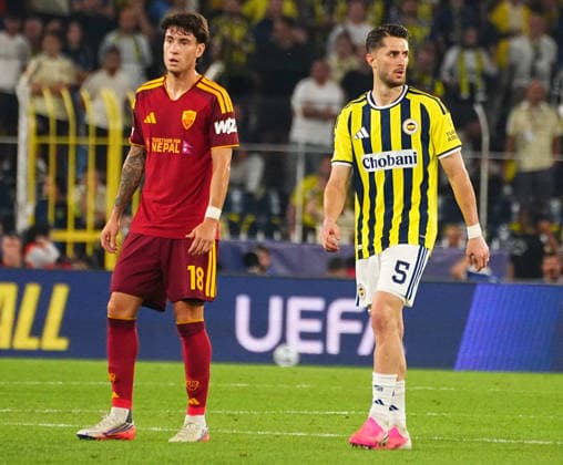 ISTANBUL, TURKEY - SEPTEMBER 10: Ismail Yuksek (R) of Fenerbahce SK and Matias Soule (18) of Roma during the UEFA Champions League 2026 27 first week match between Fenerbahce SK and Roma at Fenerbahce Chobani Stadiumi on September 10, 2026 in Istanbul, Turkey. Istanbul Kadikoy TURKEY Copyright: xSeskimphotox Fenerbahce-Roma-1009 (74)