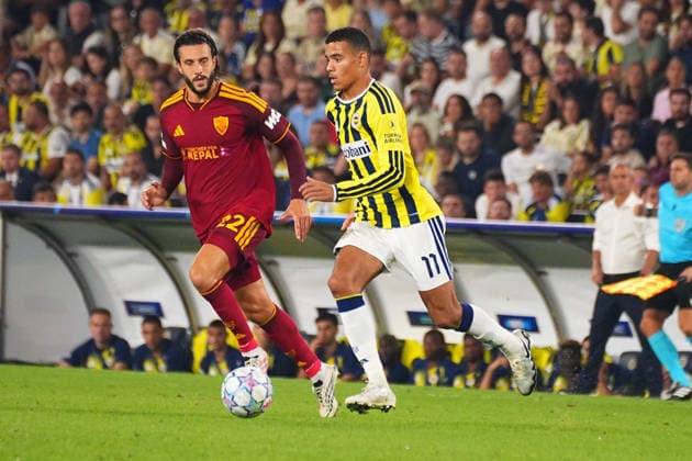 ISTANBUL, TURKEY - SEPTEMBER 10: Mason Greenwood (R) of Fenerbahce SK and Mario Hermoso (22) of Roma during the UEFA Champions League 2026 27 first week match between Fenerbahce SK and Roma at Fenerbahce Chobani Stadiumi on September 10, 2026 in Istanbul, Turkey. Istanbul Kadikoy TURKEY Copyright: xSeskimphotox Fenerbahce-Roma-1009 (75)