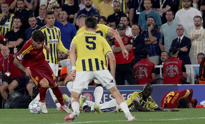Fenerbahce v AS Roma - UEFA Champions League ISTANBUL, TURKIYE - SEPTEMBER 10: Fenerbahce’s Ismail Yuksek (5) battles for the ball with Roma’s Matias Soule (L) during the UEFA Champions League match between Fenerbahce and Roma at Chobani Stadium in Istanbul, Turkiye, on September 10, 2026. Islam Yakut Anadolu Istanbul Turkey. Editorial use only. Please get in touch for any other usage.  Copyright: x2026xAnadoluxIslamxYakutx