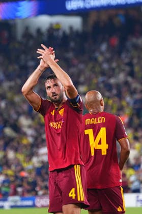 ISTANBUL, TURKEY - SEPTEMBER 10: Bryan Cristante (4) of Roma celebrates after scoring the first goal of his team with teammates during the UEFA Champions League 2026 27 first week match between Fenerbahce SK and Roma at Fenerbahce Chobani Stadiumi on September 10, 2026 in Istanbul, Turkey. Istanbul Kadikoy TURKEY Copyright: xSeskimphotox Fenerbahce-Roma-1009 (78)