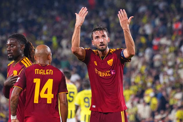 ISTANBUL, TURKEY - SEPTEMBER 10: Bryan Cristante (4) of Roma celebrates after scoring the first goal of his team with teammates during the UEFA Champions League 2026 27 first week match between Fenerbahce SK and Roma at Fenerbahce Chobani Stadiumi on September 10, 2026 in Istanbul, Turkey. Istanbul Kadikoy TURKEY Copyright: xSeskimphotox Fenerbahce-Roma-1009 (79)