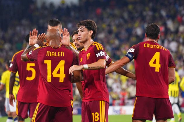 ISTANBUL, TURKEY - SEPTEMBER 10: Bryan Cristante (4) of Roma celebrates after scoring the first goal of his team with teammates during the UEFA Champions League 2026 27 first week match between Fenerbahce SK and Roma at Fenerbahce Chobani Stadiumi on September 10, 2026 in Istanbul, Turkey. Istanbul Kadikoy TURKEY Copyright: xSeskimphotox Fenerbahce-Roma-1009 (80)