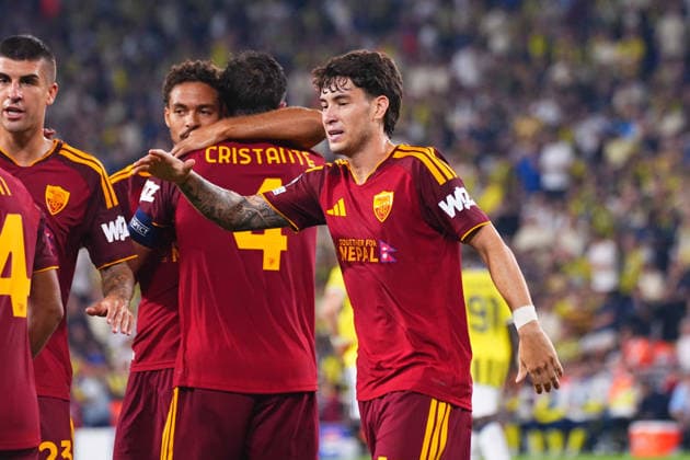ISTANBUL, TURKEY - SEPTEMBER 10: Bryan Cristante (4) of Roma celebrates after scoring the first goal of his team with teammates during the UEFA Champions League 2026 27 first week match between Fenerbahce SK and Roma at Fenerbahce Chobani Stadiumi on September 10, 2026 in Istanbul, Turkey. Istanbul Kadikoy TURKEY Copyright: xSeskimphotox Fenerbahce-Roma-1009 (81)