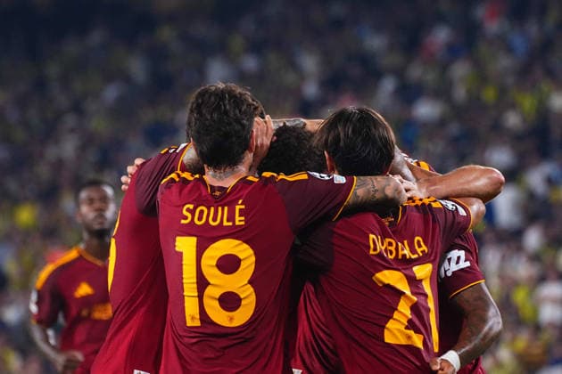 ISTANBUL, TURKEY - SEPTEMBER 10: Bryan Cristante (4) of Roma celebrates after scoring the first goal of his team with teammates during the UEFA Champions League 2026 27 first week match between Fenerbahce SK and Roma at Fenerbahce Chobani Stadiumi on September 10, 2026 in Istanbul, Turkey. Istanbul Kadikoy TURKEY Copyright: xSeskimphotox Fenerbahce-Roma-1009 (83)