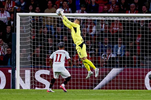 EINDHOVEN - Shakhtar Donetsk goalkeeper Dmytro Riznyk catches the ball during the UEFA Champions League match between PSV Eindhoven and Shakhtar Donetsk at the Philips Stadium on September 10, 2026 in Eindhoven, the Netherlands. MARCEL TER BALS ANP UEFA Champions League 2026 27 xVIxANPxSportx xMarcelxterxBalsxIVx 567926703 originalFilename: 567926703.jpg