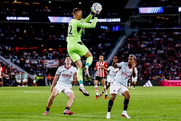 EINDHOVEN - PSV Eindhoven goalkeeper Matej Kovar catches the ball during the UEFA Champions League match between PSV Eindhoven and Shakhtar Donetsk at the Philips Stadium on September 10, 2026 in Eindhoven, the Netherlands. MARCEL TER BALS ANP UEFA Champions League 2026 27 xVIxANPxSportx xMarcelxterxBalsxIVx 567926710 originalFilename: 567926710.jpg