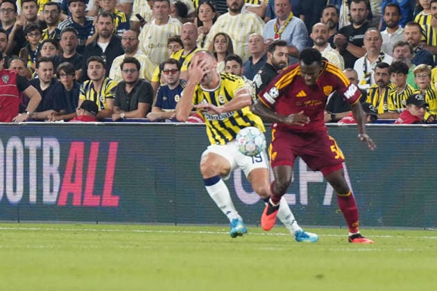 ISTANBUL, TURKEY - SEPTEMBER 10: Vedat Muriqi (19)of Fenerbahce SK and Evan N Dicka (5) of Roma during the UEFA Champions League 2026 27 first week match between Fenerbahce SK and Roma at Fenerbahce Chobani Stadiumi on September 10, 2026 in Istanbul, Turkey. Istanbul Kadikoy TURKEY Copyright: xSeskimphotox Fenerbahce-Roma-1009 (87)