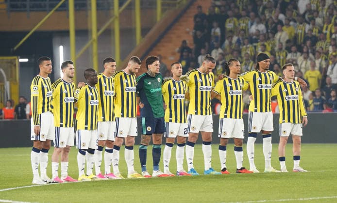 ISTANBUL, TURKEY - SEPTEMBER 10: Players of Fenerbahce SK and Players of Roma a moment of silence was held in the centre circle to honour the victims of the floods before the UEFA Champions League 2026 27 first week match between Fenerbahce SK and Roma at Fenerbahce Chobani Stadiumi on September 10, 2026 in Istanbul, Turkey. Istanbul Kadikoy TURKEY Copyright: xSeskimphotox Fenerbahce-Roma-1009 (100)