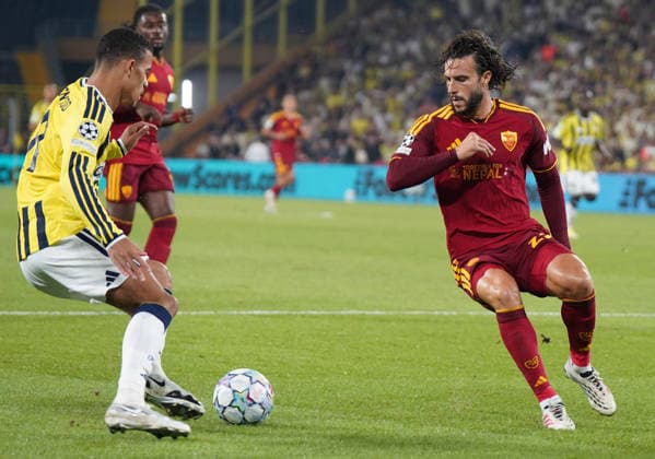 ISTANBUL, TURKEY - SEPTEMBER 10: Mason Greenwood of Fenerbahce SK and Mario Hermoso (22) of Roma during the UEFA Champions League 2026 27 first week match between Fenerbahce SK and Roma at Fenerbahce Chobani Stadiumi on September 10, 2026 in Istanbul, Turkey. Istanbul Kadikoy TURKEY Copyright: xSeskimphotox Fenerbahce-Roma-1009 (101)