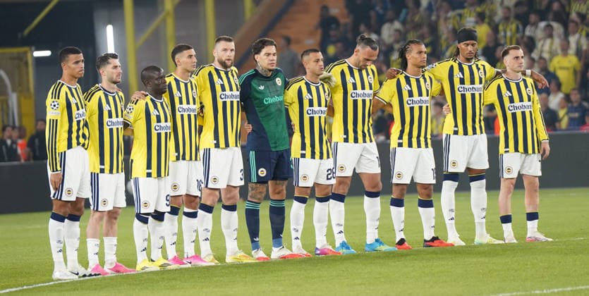 ISTANBUL, TURKEY - SEPTEMBER 10: Players of Fenerbahce SK and Players of Roma a moment of silence was held in the centre circle to honour the victims of the floods before the UEFA Champions League 2026 27 first week match between Fenerbahce SK and Roma at Fenerbahce Chobani Stadiumi on September 10, 2026 in Istanbul, Turkey. Istanbul Kadikoy TURKEY Copyright: xSeskimphotox Fenerbahce-Roma-1009 (98)