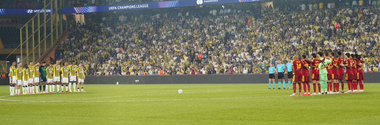 ISTANBUL, TURKEY - SEPTEMBER 10: Players of Fenerbahce SK and Players of Roma a moment of silence was held in the centre circle to honour the victims of the floods before the UEFA Champions League 2026 27 first week match between Fenerbahce SK and Roma at Fenerbahce Chobani Stadiumi on September 10, 2026 in Istanbul, Turkey. Istanbul Kadikoy TURKEY Copyright: xSeskimphotox Fenerbahce-Roma-1009 (99)