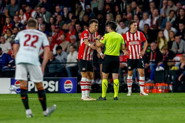 EINDHOVEN , 10-09-2026 , Philips stadium, season 2026 2027 , UEFA Champions League football , match between PSV and Shakhtar Donetsk, picture shows Referee Halil Umut and PSV player Ivan Perisic PSV - Shakhtar Donetsk  x206828002x Copyright: