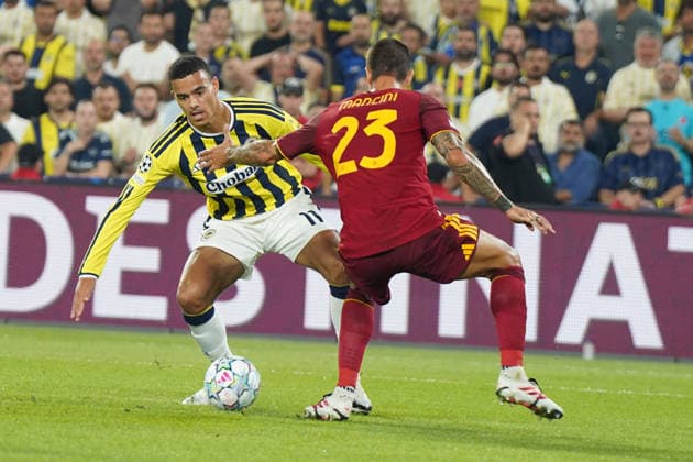 ISTANBUL, TURKEY - SEPTEMBER 10: Mason Greenwood (L)of Fenerbahce SK and Gianluca Mancini of Roma during the UEFA Champions League 2026 27 first week match between Fenerbahce SK and Roma at Fenerbahce Chobani Stadiumi on September 10, 2026 in Istanbul, Turkey. Istanbul Kadikoy TURKEY Copyright: xSeskimphotox Fenerbahce-Roma-1009 (113)