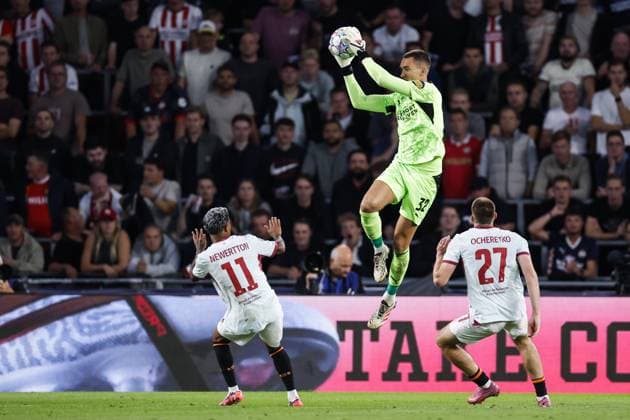 EINDHOVEN - (lr) Newerton of FC Shakhtar Donetsk, PSV Eindhoven goalkeeper MatÄ›j KovaÅ™, Oleg Ocheretko of FC Shakhtar Donetsk during the UEFA Champions League match between PSV Eindhoven and Shakhtar Donetsk at the Philips Stadium on 10 September 2026 in Eindhoven, the Netherlands. MAURICE VAN STEEN ANP xVIxANPxSportx xxANPxIVx 567927058 originalFilename: 567927058.jpg