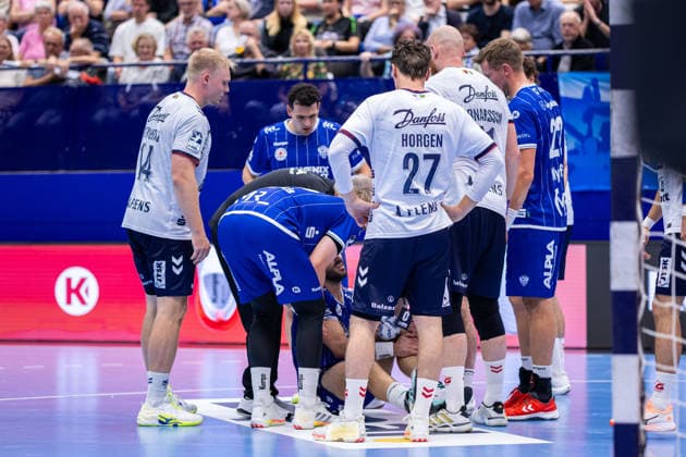 Players from both teams gather around Tim Suton of TBV Lemgo Lippe, 23, who appears to be injured, on the floor in Germany; TBV Lemgo Lippe vs. SG Flensburg Handewitt, handball, 1st Bundesliga, Matchday 4, 2026–2027 Season, September 10, 2026 GER, TBV Lemgo Lippe vs. SG Flensburg Handewitt, Handball, 1st Bundesliga, Matchday 4, 2026–2027 Season, September 10, 2026, Lemgo Copyright: xEibner-Pressefoto JanxRollingerx EP_JSK