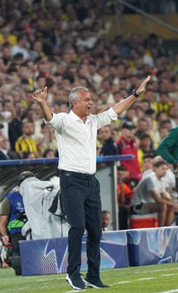ISTANBUL, TURKEY - SEPTEMBER 10: Coach Ismail Kartal of Fenerbahce SK reacts during the UEFA Champions League 2026 27 first week match between Fenerbahce SK and Roma at Fenerbahce Chobani Stadiumi on September 10, 2026 in Istanbul, Turkey. Istanbul Kadikoy TURKEY Copyright: xSeskimphotox Fenerbahce-Roma-1009 (104)