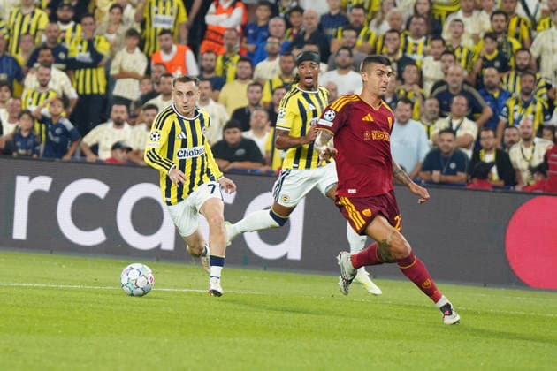ISTANBUL, TURKEY - SEPTEMBER 10: Kerem Akturkoglu (L)of Fenerbahce SK and Gianluca Mancini of Roma during the UEFA Champions League 2026 27 first week match between Fenerbahce SK and Roma at Fenerbahce Chobani Stadiumi on September 10, 2026 in Istanbul, Turkey. Istanbul Kadikoy TURKEY Copyright: xSeskimphotox Fenerbahce-Roma-1009 (108)