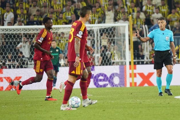 ISTANBUL, TURKEY - SEPTEMBER 10: Referee Gil Manzano react to Evan N Dicka of Roma during the UEFA Champions League 2026 27 first week match between Fenerbahce SK and Roma at Fenerbahce Chobani Stadiumi on September 10, 2026 in Istanbul, Turkey. Istanbul Kadikoy TURKEY Copyright: xSeskimphotox Fenerbahce-Roma-1009 (111)