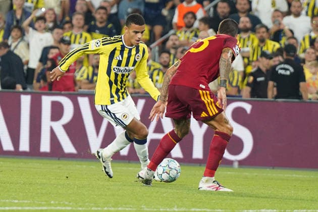 ISTANBUL, TURKEY - SEPTEMBER 10: Mason Greenwood (L)of Fenerbahce SK and Gianluca Mancini of Roma during the UEFA Champions League 2026 27 first week match between Fenerbahce SK and Roma at Fenerbahce Chobani Stadiumi on September 10, 2026 in Istanbul, Turkey. Istanbul Kadikoy TURKEY Copyright: xSeskimphotox Fenerbahce-Roma-1009 (112)