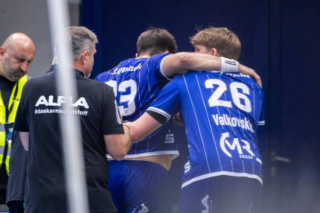 L R Tim Suton (TBV Lemgo Lippe, 23) appears to be injured and is led off the court by Pavel Valkovskis (TBV Lemgo Lippe, 26) GER, TBV Lemgo Lippe vs. SG Flensburg Handewitt, Handball, 1st Bundesliga, Matchday 4, 2026–2027 season, September 10, 2026 GER, TBV Lemgo Lippe vs. SG Flensburg Handewitt, Handball, 1st Bundesliga, Matchday 4, 2026–2027 season, September 10, 2026, Lemgo Copyright: xEibner-Pressefoto JanxRollingerx EP_JSK