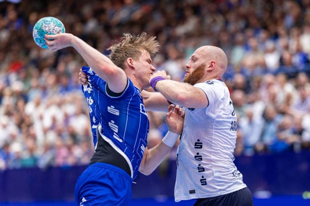 L R Pavel Valkovskis (TBV Lemgo Lippe), 26, in a duel with Arnar Freyr Arnarsson (SG Flensburg Handewitt), 41, GER, TBV Lemgo Lippe vs. SG Flensburg Handewitt, Handball, 1st Bundesliga, Matchday 4, 2026–2027 season, September 10, 2026 GER, TBV Lemgo Lippe vs. SG Flensburg Handewitt, Handball, 1st Bundesliga, Matchday 4, 2026–2027 season, September 10, 2026 Lemgo Copyright: xEibner-Pressefoto JanxRollingerx EP_JSK