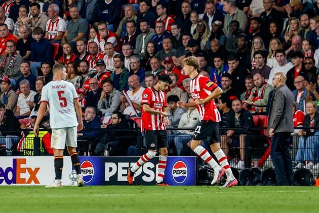EINDHOVEN , 10-09-2026 , Philips stadium, season 2026 2027 , UEFA Champions League football , match between PSV and Shakhtar Donetsk, picture shows player substitution of PSV player Ricardo Pepi and PSV player Sven Mijnans PSV - Shakhtar Donetsk  x206828022x Copyright: