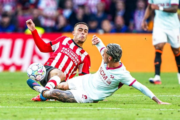 2026-09-10 PSV Eindhoven v Shaktar Donetsk - Champions League EINDHOVEN, NETHERLANDS - SEPTEMBER 10: Marlon Gomes of FC Shakhtar Donetsk tackles Sergino Dest of PSV Eindhoven during the Champions League match between PSV Eindhoven and Shaktar Donetsk at Philips Stadion on September 10, 2026 in Eindhoven, Netherlands. Eindhoven Philips Stadion Netherlands Content not available for redistribution in The Netherlands directly or indirectly through any third parties. Copyright: xAndrexWeeningx
