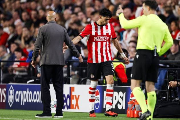 EINDHOVEN - (lr) PSV Eindhoven coach Peter Bosz, Ricardo Pepi of PSV Eindhoven during the UEFA Champions League match between PSV Eindhoven and Shakhtar Donetsk at the Philips Stadium on 10 September 2026 in Eindhoven, the Netherlands. MAURICE VAN STEEN ANP xVIxANPxSportx xxANPxIVx 567928122 originalFilename: 567928122.jpg