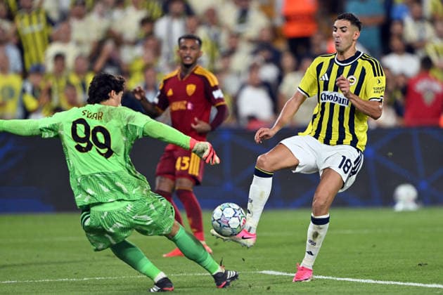 Fenerbahce v AS Roma - UEFA Champions League ISTANBUL, TURKIYE - SEPTEMBER 10: Fenerbahce s Mert Muldur (18) competes for the ball against Roma goalkeeper Mile Svilar (99) during the UEFA Champions League 2026 27 league phase Matchday 1 match between Fenerbahce and Roma at Chobani Stadium in Istanbul, Turkiye, on September 10, 2026. Serhat Cagdas Anadolu Istanbul Turkey. Editorial use only. Please get in touch for any other usage.  Copyright: x2026xAnadoluxSerhatxCagdasx