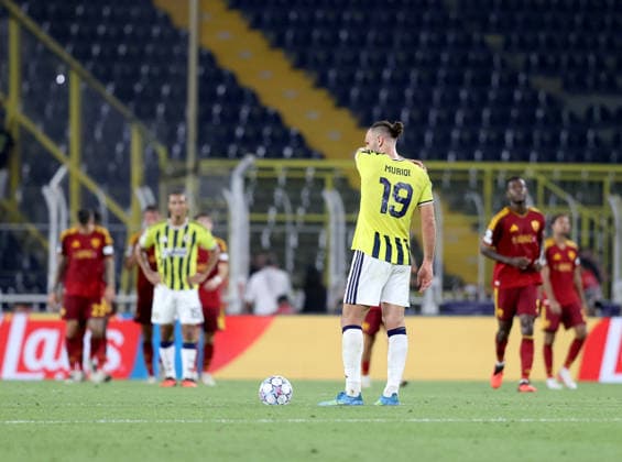 Fenerbahce v AS Roma - UEFA Champions League UEFA Sampiyonlar Ligi nin ilk haftasinda Fenerbahçe ile Roma takimlari Chobani Stadi nda karsilasti. Fenerbahçe oyunculari kalelerinde gördükleri golün ardindan üzüntü yasadi. Ali Atmaca Anadolu Istanbul Turkey. Editorial use only. Please get in touch for any other usage.  Copyright: x2026xAnadoluxAlixAtmacax