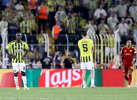 Fenerbahce v AS Roma - UEFA Champions League UEFA Sampiyonlar Ligi nin ilk haftasinda Fenerbahçe ile Roma takimlari Chobani Stadi nda karsilasti. Fenerbahçe oyunculari kalelerinde gördükleri golün ardindan üzüntü yasadi. Ali Atmaca Anadolu Istanbul Turkey. Editorial use only. Please get in touch for any other usage.  Copyright: x2026xAnadoluxAlixAtmacax