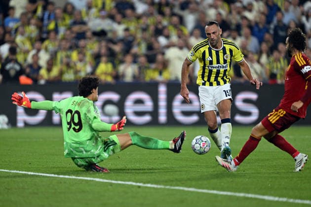 Fenerbahce v AS Roma - UEFA Champions League ISTANBUL, TURKIYE - SEPTEMBER 10: Fenerbahce s Vedat Muric (19) competes for the ball against Roma goalkeeper Mile Svilar (99) during the UEFA Champions League 2026 27 league phase Matchday 1 match between Fenerbahce and Roma at Chobani Stadium in Istanbul, Turkiye, on September 10, 2026. Serhat Cagdas Anadolu Istanbul Turkey. Editorial use only. Please get in touch for any other usage.  Copyright: x2026xAnadoluxSerhatxCagdasx