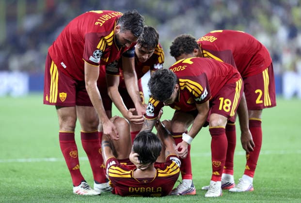 Fenerbahce v AS Roma - UEFA Champions League ISTANBUL, TURKIYE - SEPTEMBER 10: Roma players help their teammate Paulo Dybala (21) after he falls to the ground during the UEFA Champions League match between Fenerbahce and Roma at Chobani Stadium in Istanbul, Turkiye, on September 10, 2026. Ali Atmaca Anadolu Istanbul Turkey. Editorial use only. Please get in touch for any other usage.  Copyright: x2026xAnadoluxAlixAtmacax