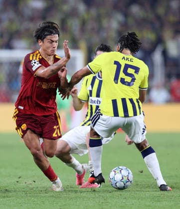 Fenerbahce v AS Roma - UEFA Champions League ISTANBUL, TURKIYE - SEPTEMBER 10: Nathan Ake (15) of Fenerbahce in action against Pauli Dybala (21) of Roma during the UEFA Champions League match between Fenerbahce and Roma at Chobani Stadium in Istanbul, Turkiye, on September 10, 2026. Ali Atmaca Anadolu Istanbul Turkey. Editorial use only. Please get in touch for any other usage.  Copyright: x2026xAnadoluxAlixAtmacax