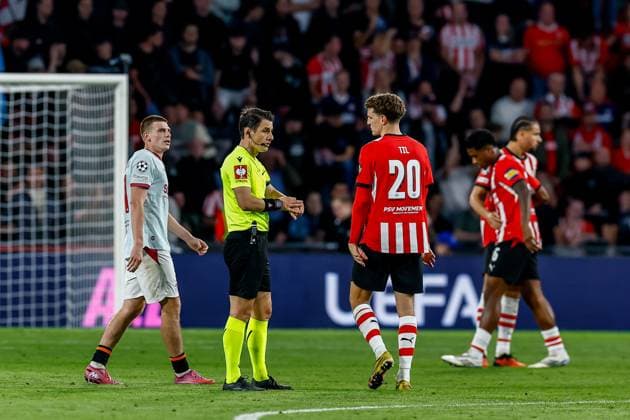 EINDHOVEN , 10-09-2026 , Philips stadium, season 2026 2027 , UEFA Champions League football , match between PSV and Shakhtar Donetsk, picture shows Referee Halil Umut and PSV player Guus Til PSV - Shakhtar Donetsk  x206828291x Copyright: