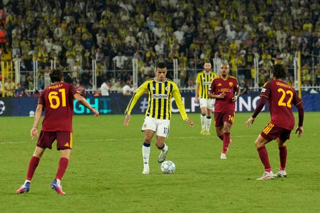 September 10, 2026, Kadikoy, Istanbul, Turkey: Mason Greenwood (C) of Fenerbahce controls the ball during the UEFA Champions League - League Phase, Matchday 1 - football match between Fenerbahce and AS Roma at Sukru Saracoglu Stadium in Istanbul, Turkey, on September 10, 2026. Kadikoy Turkey - ZUMAu194 20260910_zip_u194_040 Copyright: xTolgaxUluturkx
