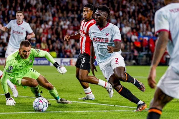 EINDHOVEN - Lassina Traore of Shakhtar Donetsk dribbles with the ball under pressure from PSV Eindhoven goalkeeper Matej Kovar during the UEFA Champions League match between PSV Eindhoven and Shakhtar Donetsk at the Philips Stadium on 10 September 2026 in Eindhoven, the Netherlands. MARCEL TER BALS ANP UEFA Champions League 2026 27 xVIxANPxSportx xMarcelxterxBalsxIVx 567929433 originalFilename: 567929433.jpg