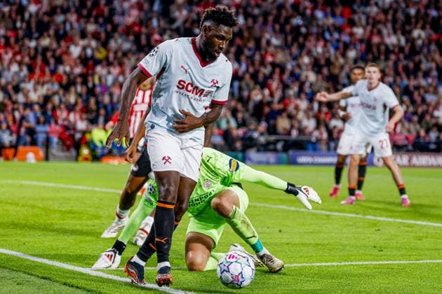 EINDHOVEN - Lassina Traore of Shakhtar Donetsk dribbles with the ball under pressure from PSV Eindhoven goalkeeper Matej Kovar during the UEFA Champions League match between PSV Eindhoven and Shakhtar Donetsk at the Philips Stadium on 10 September 2026 in Eindhoven, the Netherlands. MARCEL TER BALS ANP UEFA Champions League 2026 27 xVIxANPxSportx xMarcelxterxBalsxIVx 567929444 originalFilename: 567929444.jpg