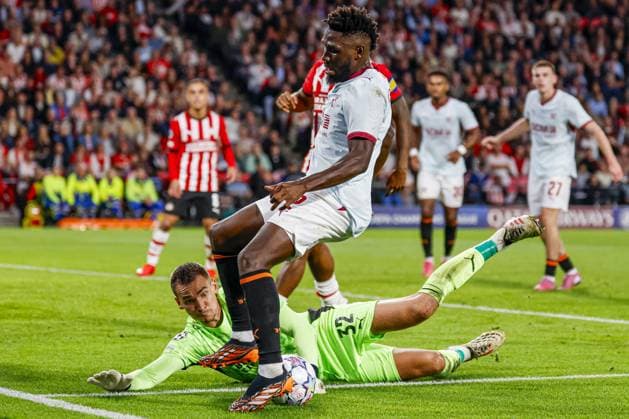 EINDHOVEN - Lassina Traore of Shakhtar Donetsk dribbles with the ball under pressure from PSV Eindhoven goalkeeper Matej Kovar during the UEFA Champions League match between PSV Eindhoven and Shakhtar Donetsk at the Philips Stadium on 10 September 2026 in Eindhoven, the Netherlands. MARCEL TER BALS ANP UEFA Champions League 2026 27 xVIxANPxSportx xMarcelxterxBalsxIVx 567929465 originalFilename: 567929465.jpg