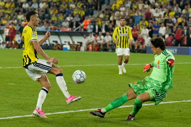 September 10, 2026, Kadikoy, Istanbul, Turkey: Mile Svilar (R) of AS Roma in action against Mert Muldur (L) of Fenerbahce during the UEFA Champions League - League Phase, Matchday 1 - football match between Fenerbahce and AS Roma at Sukru Saracoglu Stadium in Istanbul, Turkey, on September 10, 2026. UEFA Champions League - Fenerbahce V AS Roma  - ZUMAu194 20260910_zip_u194_041 Copyright: xTolgaxUluturkx