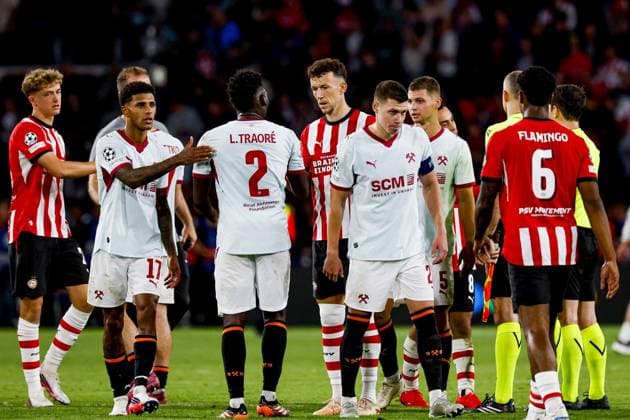 EINDHOVEN - Lassina Traore of Shakhtar Donetsk shakes hands with Ivan Perisic of PSV Eindhoven during the UEFA Champions League match between PSV Eindhoven and Shakhtar Donetsk at the Philips Stadium on September 10, 2026, in Eindhoven, the Netherlands. MARCEL TER BALS ANP UEFA Champions League 2026 27 xVIxANPxSportx xMarcelxterxBalsxIVx 567930120 originalFilename: 567930120.jpg
