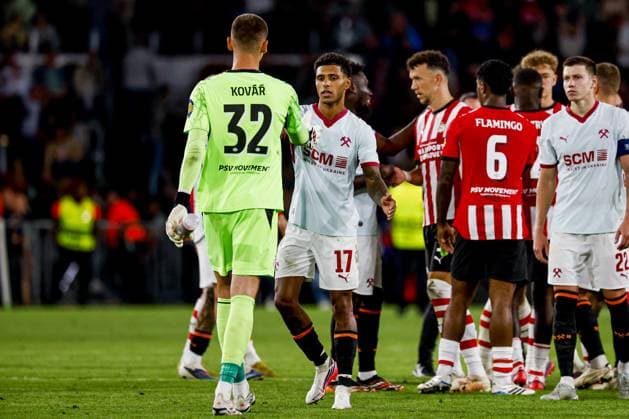 EINDHOVEN - Vinicius Tobias of Shakhtar Donetsk shakes hands with PSV Eindhoven goalkeeper Matej Kovar during the UEFA Champions League match between PSV Eindhoven and Shakhtar Donetsk at the Philips Stadium on September 10, 2026, in Eindhoven, the Netherlands. MARCEL TER BALS ANP UEFA Champions League 2026 27 xVIxANPxSportx xMarcelxterxBalsxIVx 567930155 originalFilename: 567930155.jpg